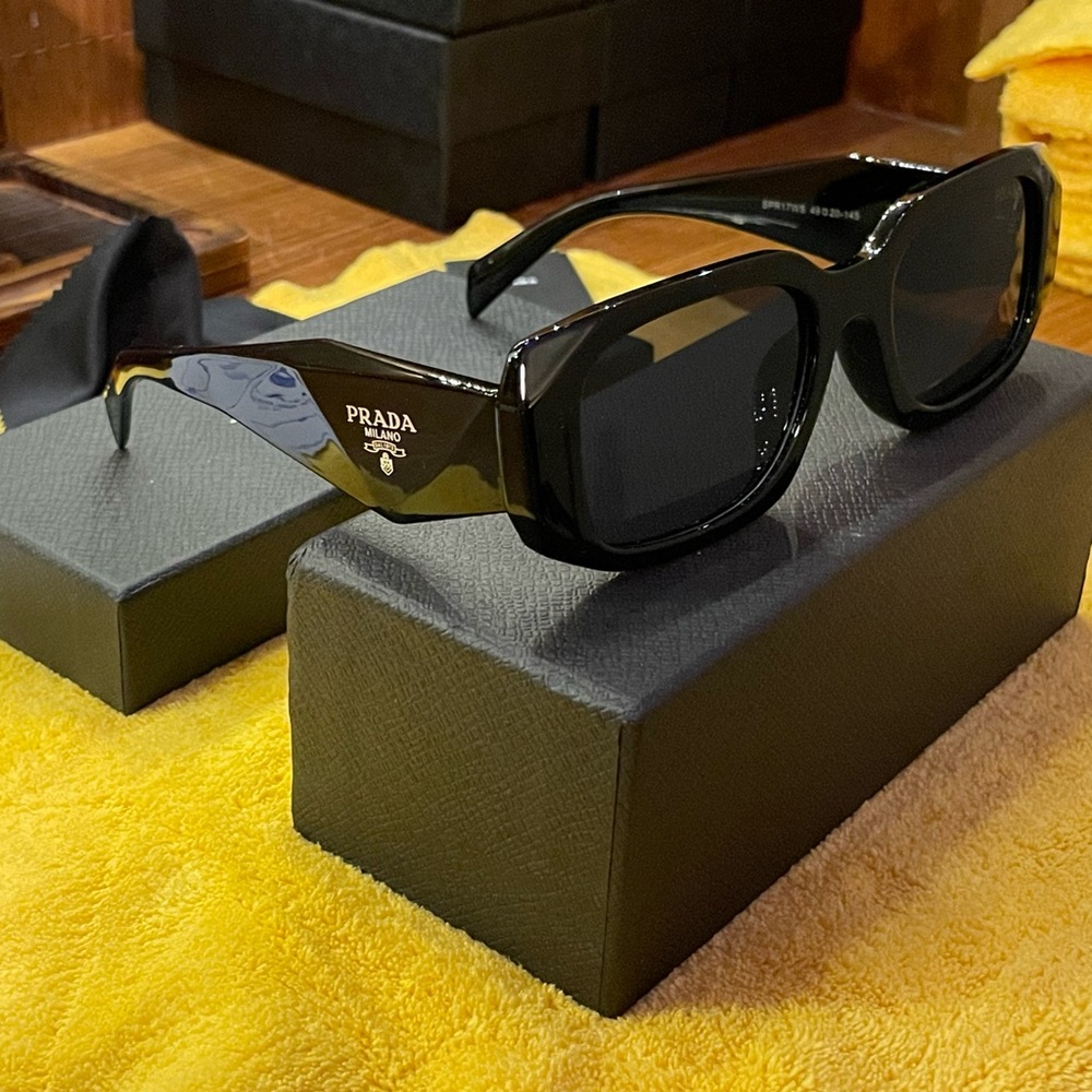 Prada PR 17WS
Black Frames
Shaded Lens
100% Authentic
Double Prada Box